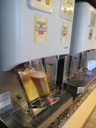 Automated draft beer dispenser